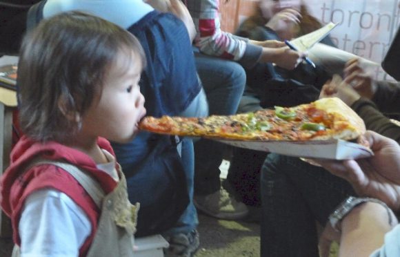 Girl_eating_pizza